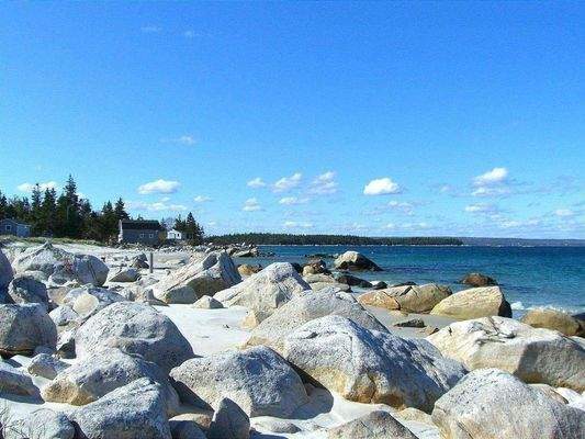 Granitfelsen im weißen Sand