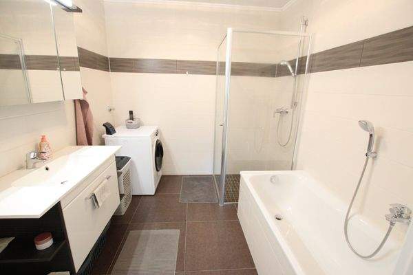 Traumhafte, neuwertige 3 Zi Gartenwohnung mit 400m² Eigengarten in Waidmannsdorf mit Tiefgarage