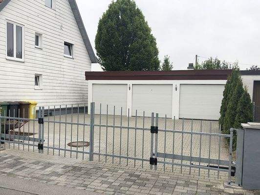 Zufahrt mit Garagen