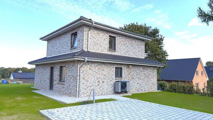 Rechtes Einfamilienhaus