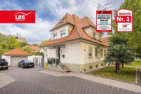 Außenansicht mit Garage und Einfahrt