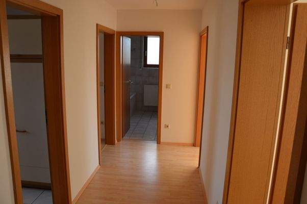 Heller Flur mit Türen