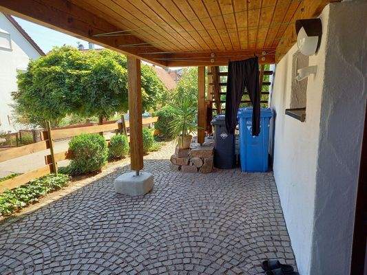 überdachter Wäscheplatz