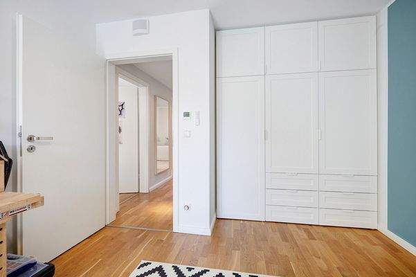 Kinderzimmer mit Schranknische