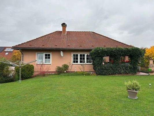 Blick vom Garten zum Haus