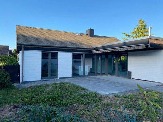 Süd-/Westseite mit Terrasse