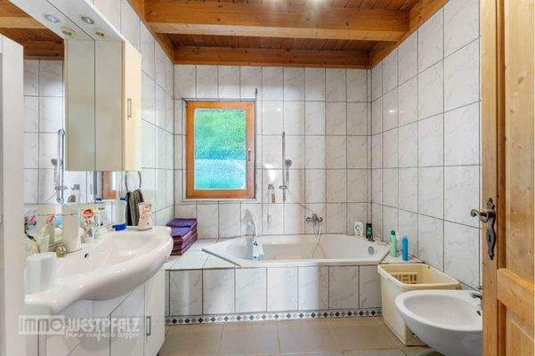 Tageslichtbad mit Badewanne EG