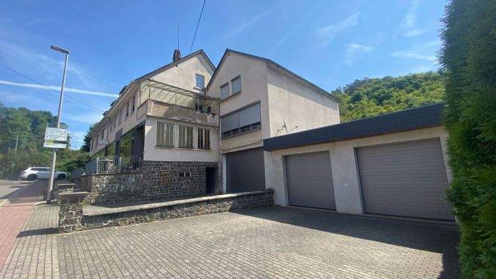 Anbau mit Lager und Doppelgarage