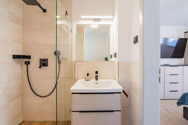 Das praktische Badezimmer am Schlafzimmer 