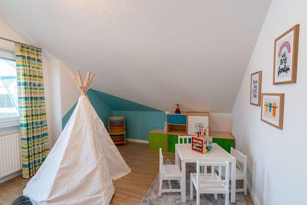 Helles Kinderzimmer mit Spielbereich
