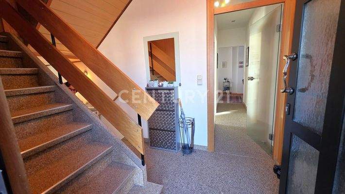 Flur mit Zugang zur Wohnung im Erdgeschoss