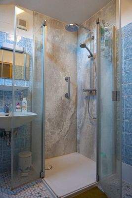 Badezimmer mit Dusche, Waschbecken, WC und Fenster.JPG