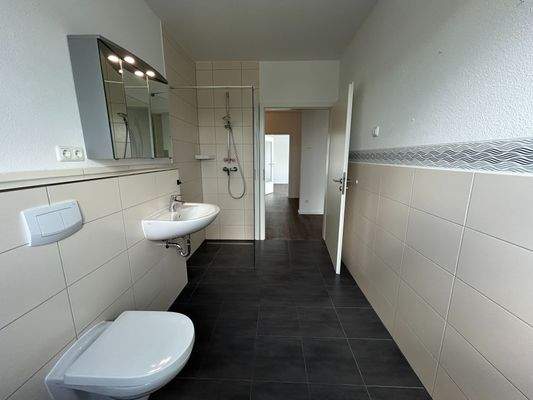 Großzügiges Duschbad