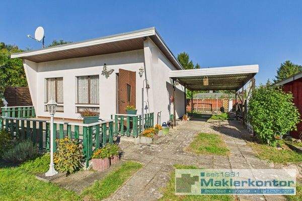 Bungalow und Carport