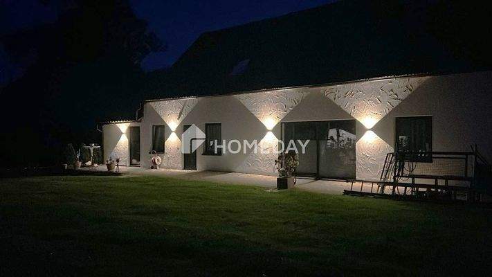 Außen mit Beleuchtung  hinten