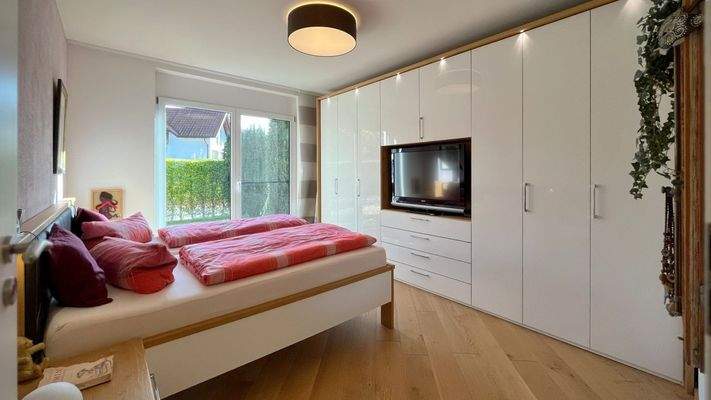 Gemütliches Schlafzimmer mit Blick ins Grüne