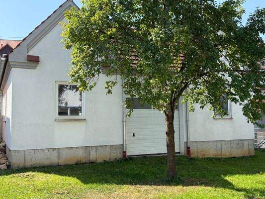 Rückseite Garagen mit zusätzlicher Gartenfläche