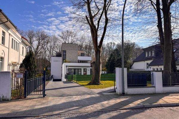 Einfahrt zum Gebäude