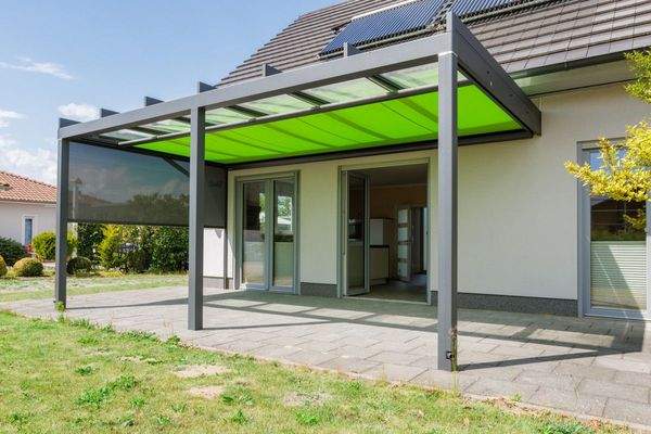 Terasse mit Überdachung und Verschattung