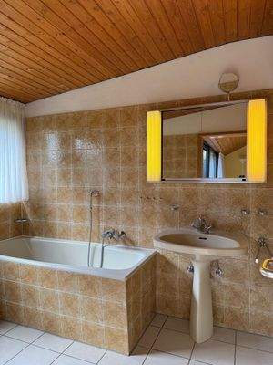 Elternbad mit Wanne und Dusche