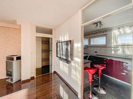 Blick vom Wohnzimmer in die Küche