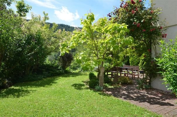 schön angelegter Garten in Südausrichtung