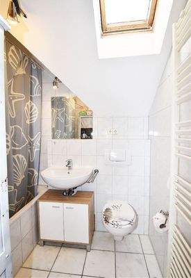 Tageslichtbadezimmer mit Badewanne 