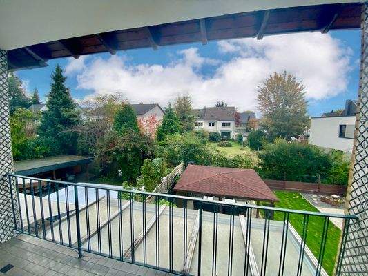 Schöner unverbauter Fernblick von der Loggia der Obergeschosswohnung.