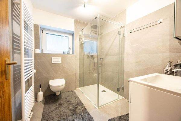 Einlieger: Tageslichtbad mit Dusche