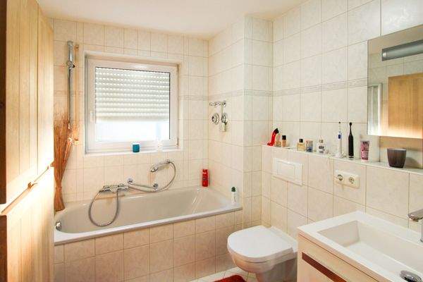 Bad mit Wanne und Fenster_WE_05