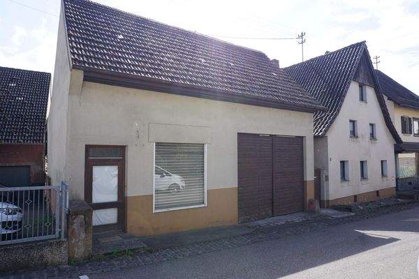 Grundstückszufahrt über Hoftor und Ansicht weitere Gebäude