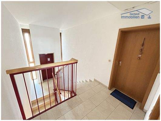 Lichtdurchflutetes Treppenhaus, Aufzug vorhanden