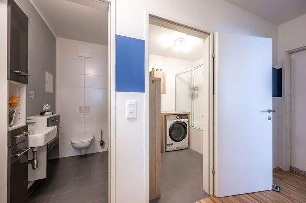 Bad und separate Toilette