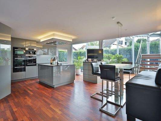 Exklusive, offene Wohnküche mit angrenzendem Wintergarten