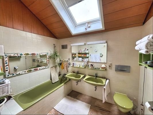 Badezimmer Wohnung DG links
