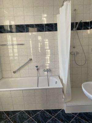 Bad mit Dusche u. Badewanne