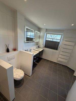 Hauptbadezimmer front