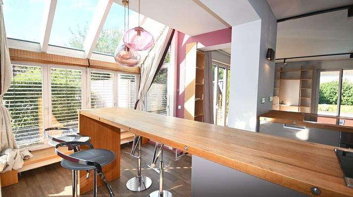 ...mit sonnigem Wintergarten am Tresen