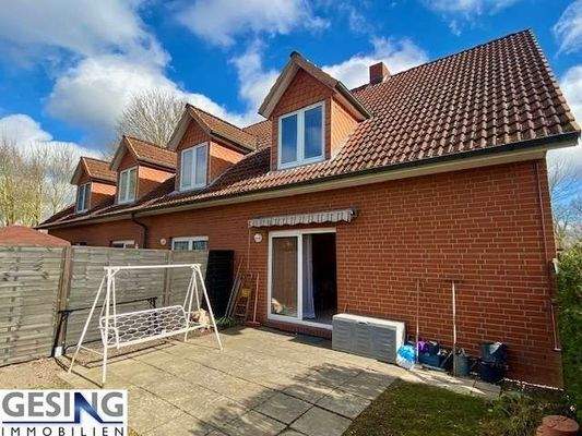 sonnige Terrassen mit kleinen Garten