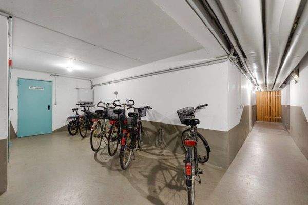 Kellerflur mit Fahrradabstellfläche