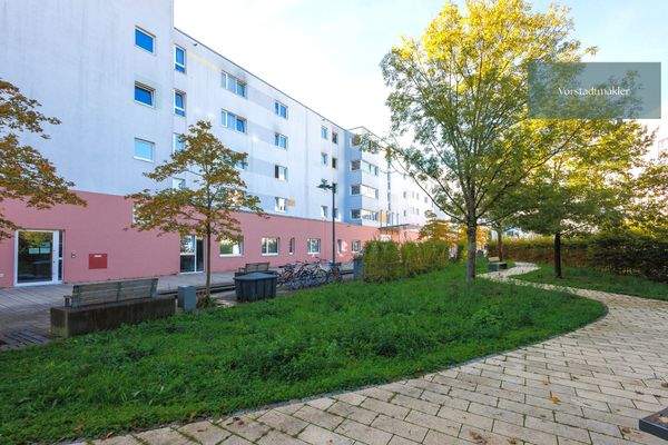 hübsche Wege und Sitzgelegenheiten