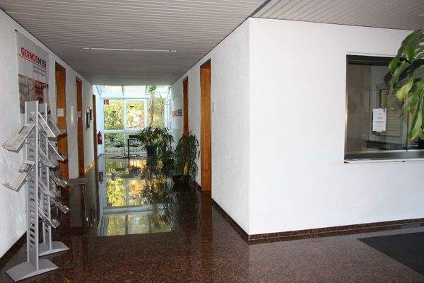 Büroeingang, Mittelgang mit Wintergarten