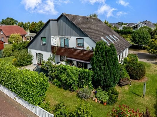 Seitenansicht mit Balkon und Terrassen.
