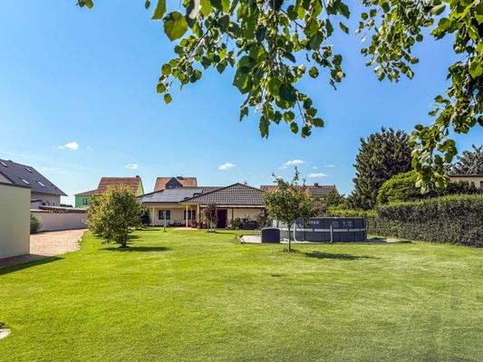 Blick auf Garten und Haus