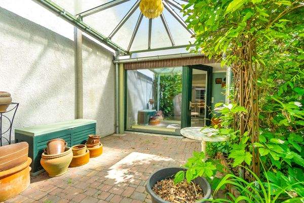 Überdachung vor Wellnessbereich