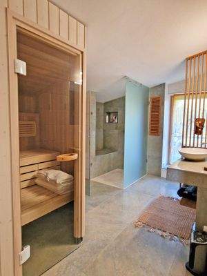 Bad mit Sauna und Dusche