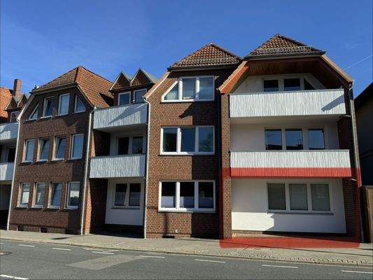Straßenansicht zur Wohnung im Erdgeschoss rechts