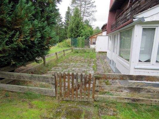 eingezäunter Gartenanteil und Terrasse 