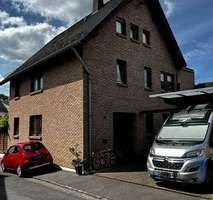 Straßenansicht mit Carport