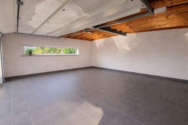 Helles und aufgeräumtes Garageninterieur